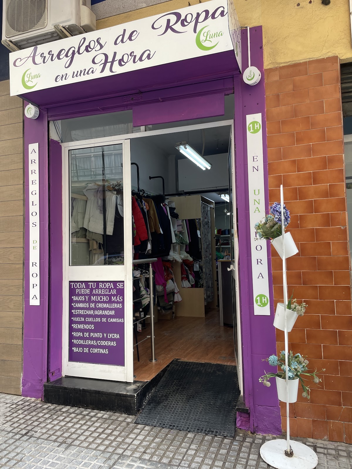 Luna Costurera Modista Arreglos de Ropa