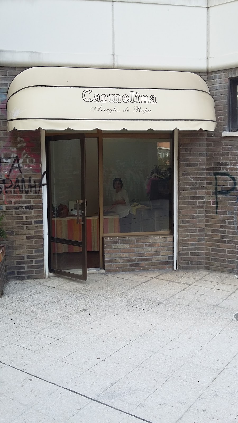 Carmelina, Arreglos de Ropa