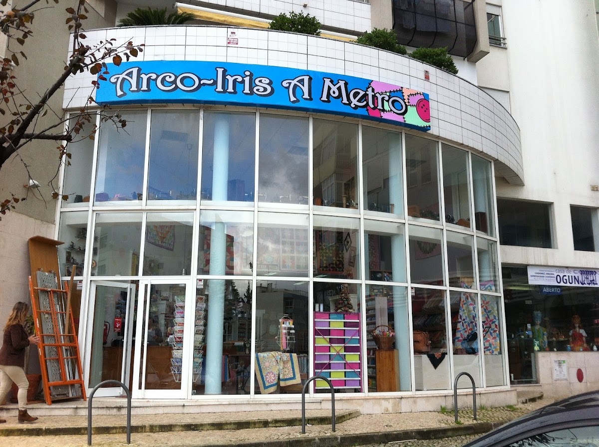 Arco-íris a Metro - Loja de Tecidos